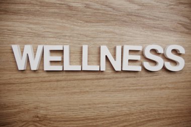 Ahşap arkaplanda boşluk kopyası olan sağlıklı alfabe harfleri