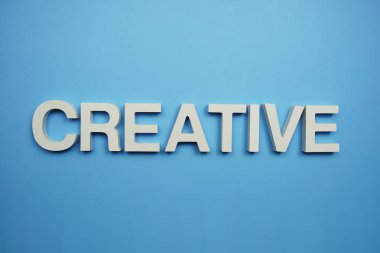 Mavi arkaplanda yaratıcı alfabe harfleri