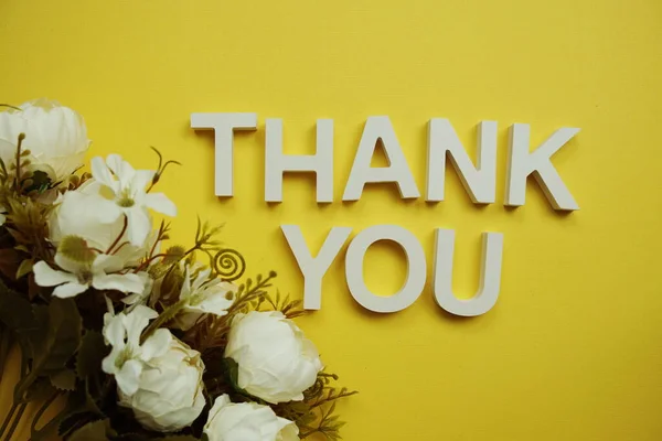 Gracias Letras Del Alfabeto Decorar Con Flores Sobre Fondo Amarillo —  Fotos de Stock