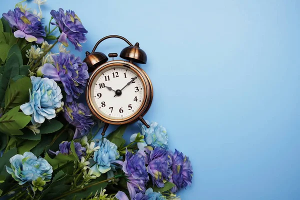 Réveil Avec Décoration Cadre Fleur Sur Fond Bleu — Photo
