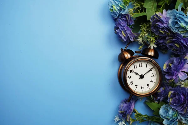 Wecker Mit Blumenrahmen Dekoration Auf Blauem Hintergrund — Stockfoto