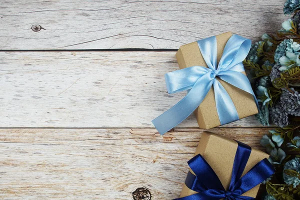 Coffrets Cadeaux Avec Ruban Bleu Sur Fond Bois — Photo