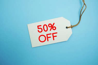 Mavi arkaplanda boşluk kopyası olan% 50 indirimli etiket