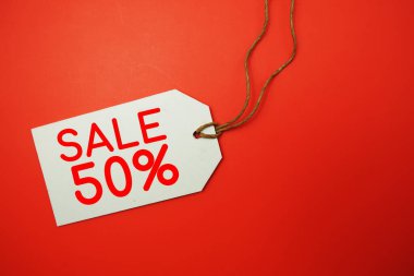 % 50 indirimli etiket, kırmızı arkaplanda boşluk kopyası