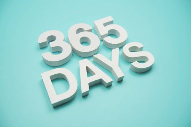 Mavi arkaplanda boşluk kopyası bulunan 365 günlük alfabe harfi