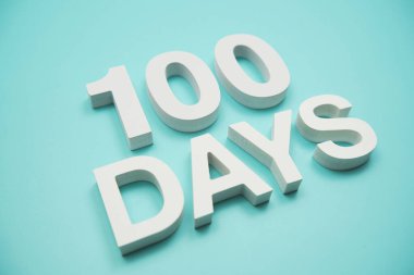 Mavi arkaplanda 100 Gün alfabesi harfi