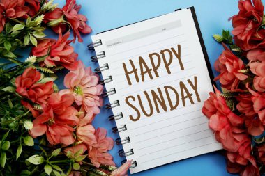 Kağıt defter üzerindeki mutlu pazar tipografi metinleri mavi arka planda yatıyordu