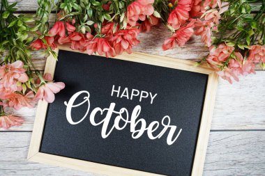 Çiçek desenli tahtadaki mutlu Ekim metinleri