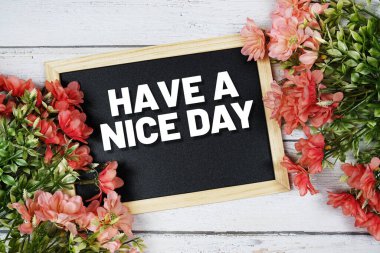 Tahtada çiçek buketi süslemeli iyi günler dilerim.