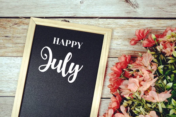 Texto Feliz Julho Quadro Negro Com Decoração Buquê Flores — Fotografia de Stock
