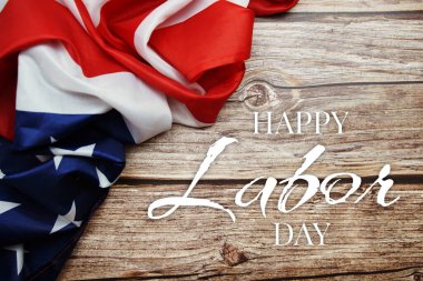 Mutlu İşçi Bayramı alfabesi ve ahşap arka planda Amerikan bayrağı