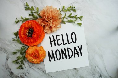 Merhaba Pazartesi metni mermer arka planda turuncu çiçek buketi