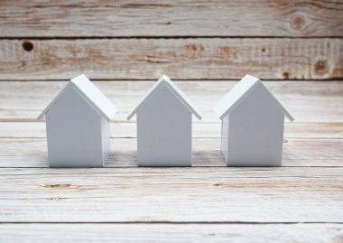 Ahşap arka planda boşluk kopyası olan Beyaz Modeller Evi