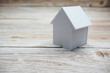 Ahşap arka planda boşluk kopyası olan Beyaz Modeller Evi