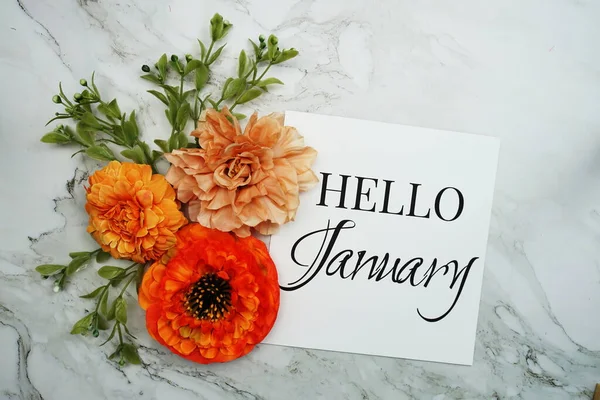 Hallo Januari Tekst Met Oranje Bloemboeket Marmeren Achtergrond — Stockfoto