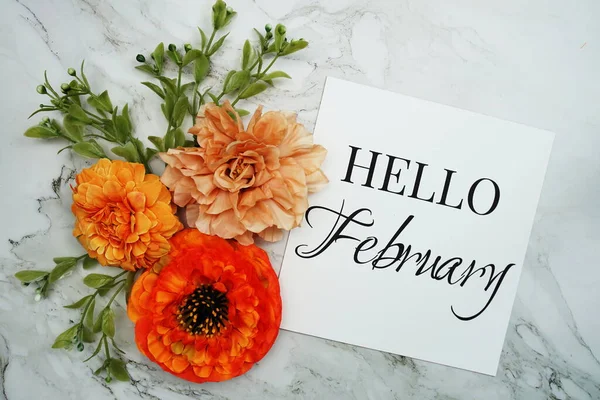Hallo Februari Tekst Met Oranje Bloemboeket Marmeren Achtergrond — Stockfoto