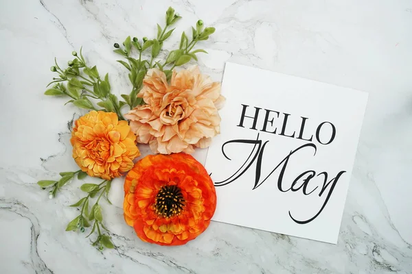 Hallo Mai Text Mit Orangefarbenem Blumenstrauß Auf Marmorhintergrund — Stockfoto