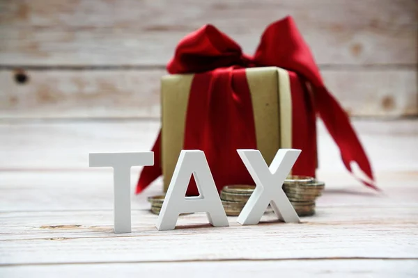 Tax Alfabetet Bokstäver Med Mynt Och Presentförpackning Trä Bakgrund — Stockfoto