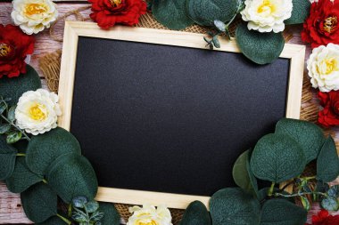 Kopya için boş alan okaliptüs ile ahşap zemin üzerinde yapraklar süsleme