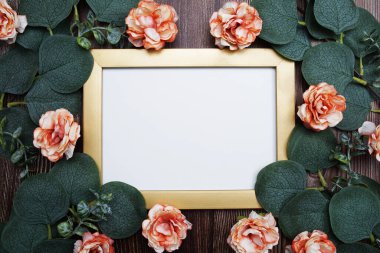 Kopya için boş alan okaliptüs ile ahşap zemin üzerinde yapraklar süsleme