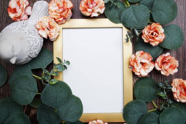 Çiçekli ve okaliptüslü kopyalar için boş alan ahşap arka planda süsleme yapıyor