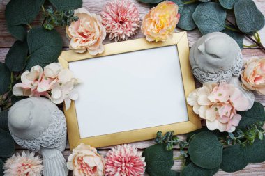 Kopya için boş alan okaliptüs ile ahşap zemin üzerinde yapraklar süsleme