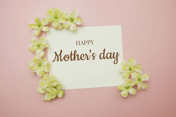 母亲节快乐 卡片上有粉色背景花朵的打字文字 — 图库照片