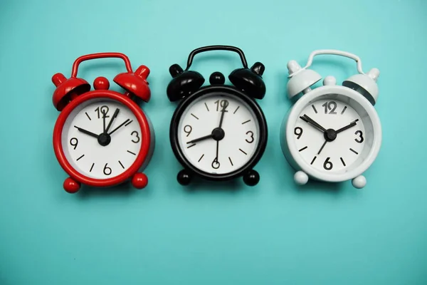Alarm Saatlerinin Mavi Zemin Üzerinde Farklı Zaman Dilimine Sahip Üst — Stok fotoğraf