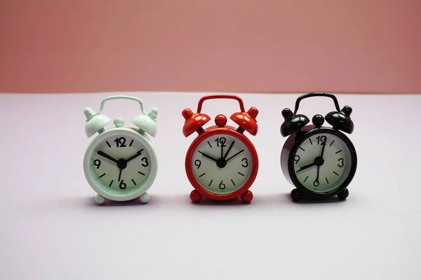 Relojes Alarma Con Diferente Composición Tiempo Sobre Fondo Rosa — Foto de Stock