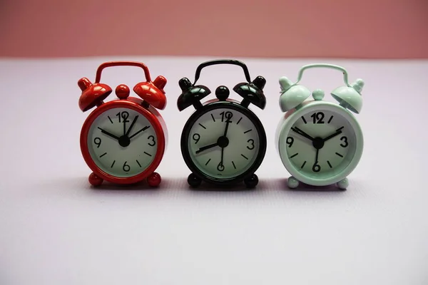 Relojes Alarma Con Diferente Composición Tiempo Sobre Fondo Rosa — Foto de Stock