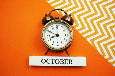 Orannge arkaplanındaki Ekim ve alarm saati