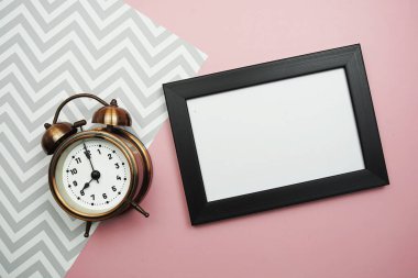 Alarm saati ve Boşluk Pembe arkaplanı uydur