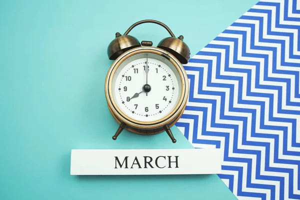 3月と青い背景に目覚まし時計 — ストック写真