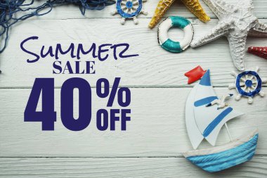 Yaz Satışı% 40 promosyon dekorasyonu ve ahşap arka planda deniz süsü.