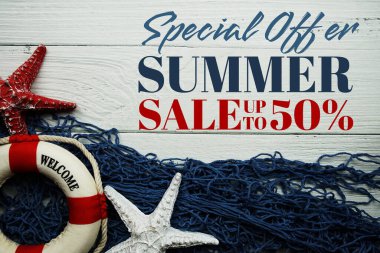 Yaz Satışı% 50 promosyon dekorasyonu ve ahşap arka planda deniz süsü.