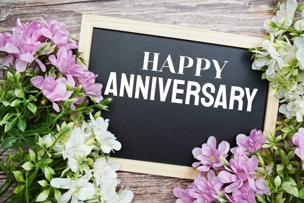 Happy Anniversary Typography Text Written Wooden Blackboard Flower Bouquet Decorate — Stock Photo, Image