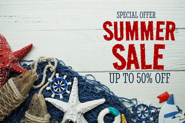 Ahşap arka planda deniz süsü olan yaz indirimi tanıtım süsü.
