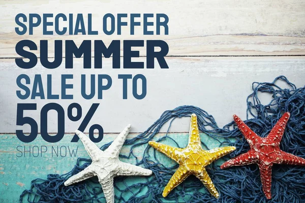 Yaz Satışı% 50 promosyon ile deniz yıldızı ve ahşap arka planda ağ