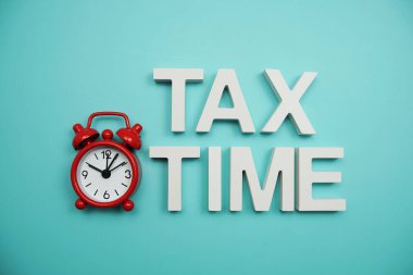 Mavi arkaplanda alarmlı Vergi Zamanı alfabesi harfleri