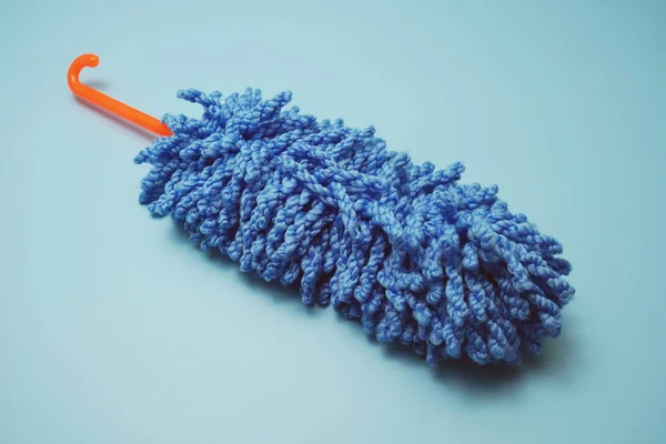 Punho Microfibra Espanador Isolado Fundo Azul — Fotografia de Stock