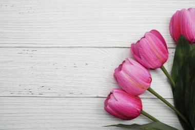 Ahşap kaplamalı pembe lale çiçeği buketi.