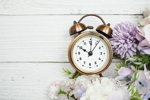 Relógio Despertador Com Buquê Flores Flat Lay Fundo Madeira — Fotografia de Stock