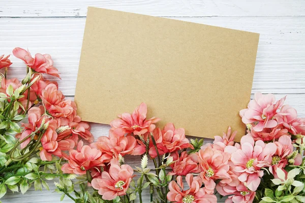 粉红菊花平铺在木制背景上的空白卡片 — 图库照片