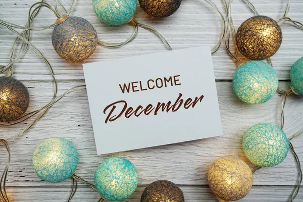 LED pamuk topları dekorasyonlu kağıt kart üzerindeki Aralık tipografi metnine hoşgeldiniz