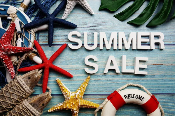 Summer Sale Buchstaben Auf Hölzernem Hintergrund — Stockfoto