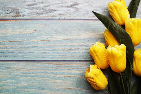 Ahşap arka planda uzay kopyası olan sarı lale çiçeği buketi