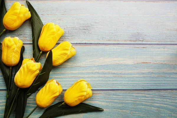 Ahşap arka planda uzay kopyası olan sarı lale çiçeği buketi