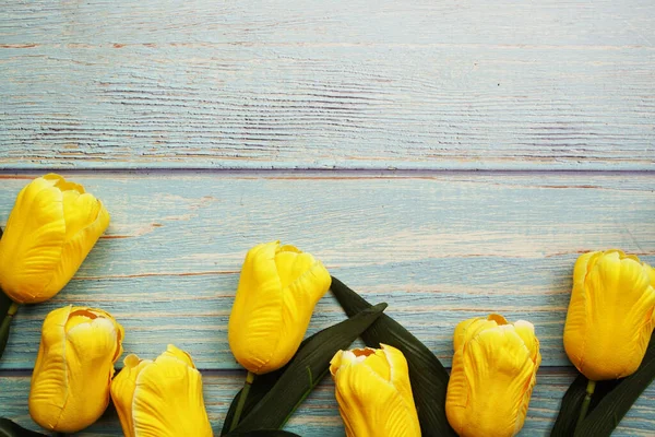 Gelbe Tulpe Blumenstrauß Mit Leerzeichen Auf Holz Hintergrund — Stockfoto