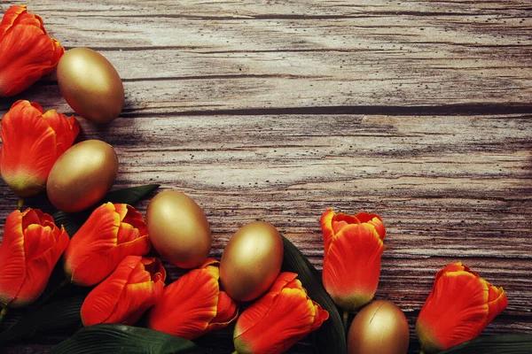 Osterhintergrund Mit Eiern Und Tulpenblume Auf Holzgrund — Stockfoto