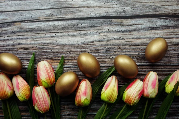 Osterhintergrund Mit Eiern Und Tulpenblume Auf Holzgrund — Stockfoto